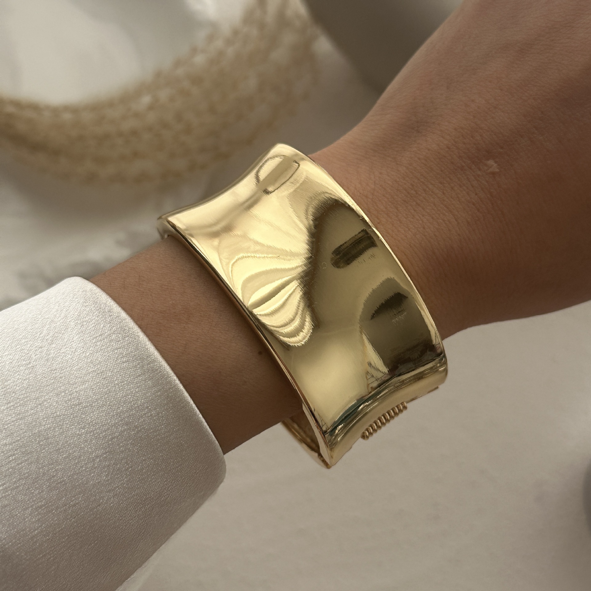 56g Weight Bangle Classification Alloy Chain Material 1 Piece Quantity Daily Occasion Alloy Material Solid Color Pattern Women's Gender Plating Design Exaggerated, Simple Style Style Exaggerated Simple Style Solid Color Alloy Bangles Wholesale 7