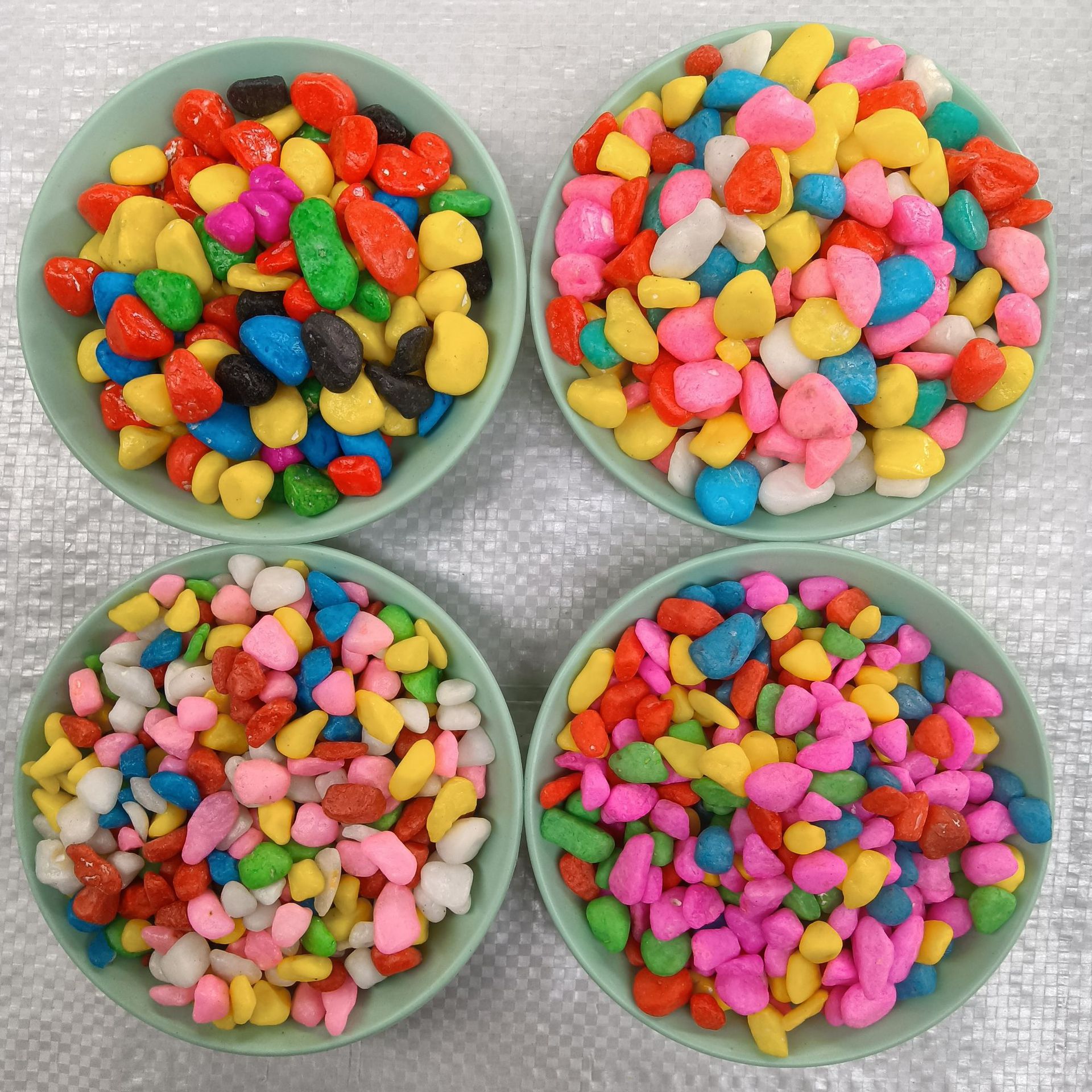 供应五彩石头 彩色小石子 盆栽花盆装饰用彩石 多肉鱼缸用彩石