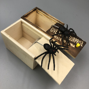 Amazon April Fool's Day gift scared trick toy simulation Spider wooden box whole person spoof Scary gift