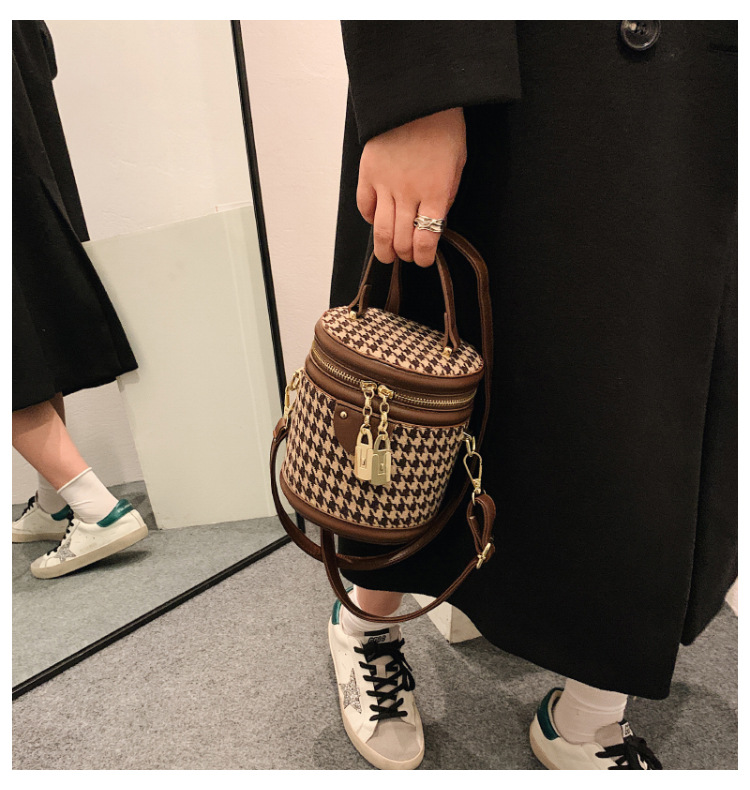 2021 New Trendy Autumn Fashion Single-shoulder Handbags Messenger Lattice Bucket Bag display picture 17