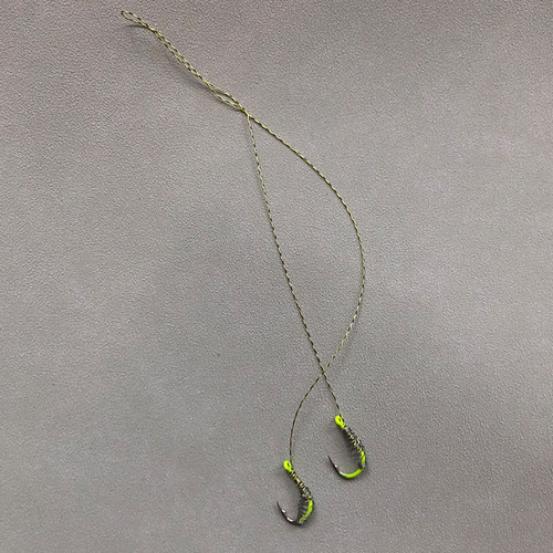 Attach the Huchen and Crucian Carp Power Main Line, tie the subline with double hooks for bottom fishing big fish using Iseama hooks, hand-held spring-loaded hook rod.
