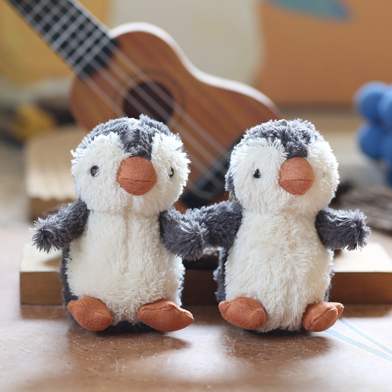 かわいいネットの赤い落花生の小さいペンギンのキーホルダーのペンダントのアイデアのぬいぐるみのペンギンの子供のカップルのかばんは卸売りを飾ります。|undefined
