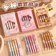 アニメはソフトグリップのシャープペンを押します。小学生用は芯が切れにくいです。