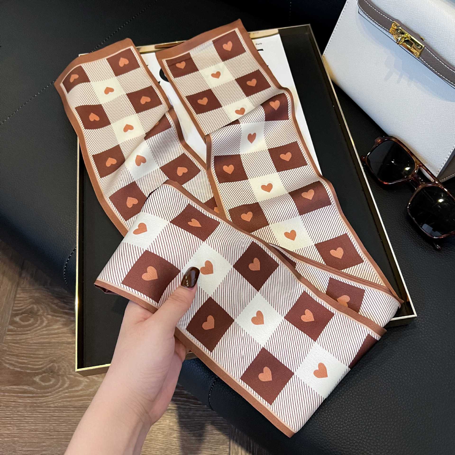 Nueva bufanda de seda pequeña banda larga estrecha para el cabello mujer estilo primavera y otoño moda madre bufanda estilo verano estilo fino serpentina bufanda al por mayor