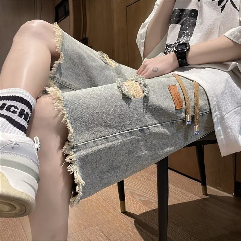 Ausgewaschene Denim-Shorts im Used-Look, trendige Sommer-Freizeithose für Herren im amerikanischen Stil, mit Design-Feeling und gerüschtem Rand_voghion.com