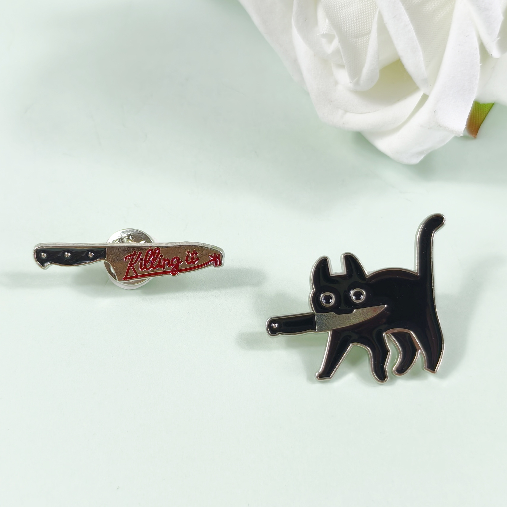 Personalidad, divertido, cuchillo, gato, insignia de metal, cuchillo, letras en inglés, decoraciones creativas, broche de ropa de aceite de goteo de aleación