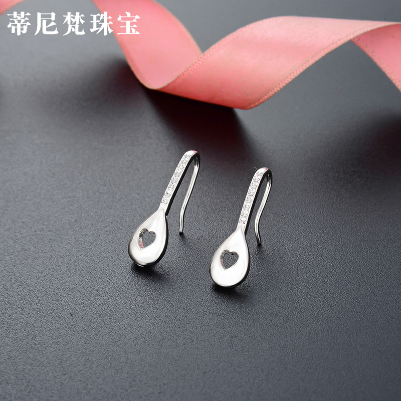 Accesorios elegantes huecos en forma de corazón para mujer estilo japonés y coreano s925 pendientes de plata incrustados en diamantes pendientes de diseño creativo transfronterizo