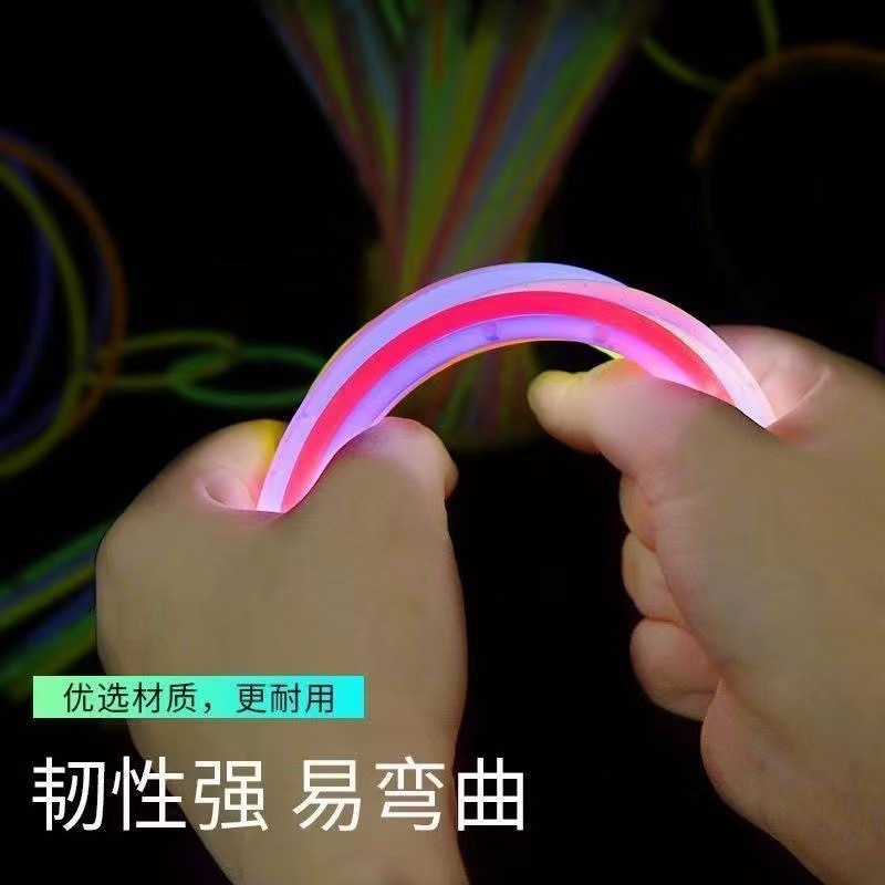 Coloridas varillas fluorescentes para niños no tóxicos superbrillante nocturnal varillas pulseras al por mayor día y noche actividades de baile juguetes de vestir