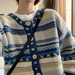 海洋星重工の雰囲気感のあるセーターのカーディガンの女性のデザイン感があります。