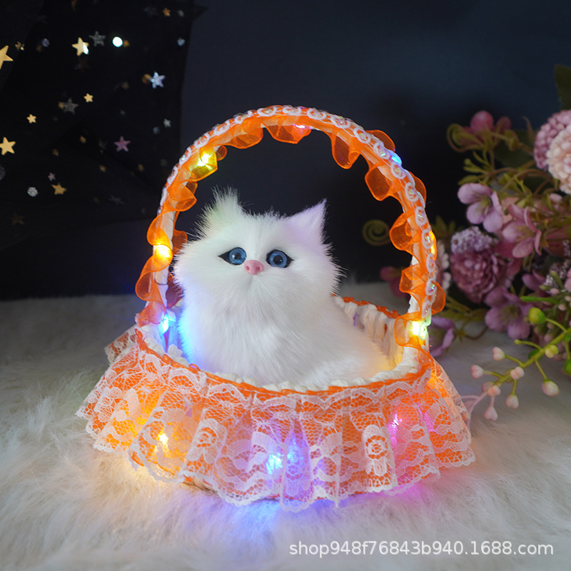 빛나는 바구니 (오렌지) 는 작은 흰색 고양이라고 부릅니다.