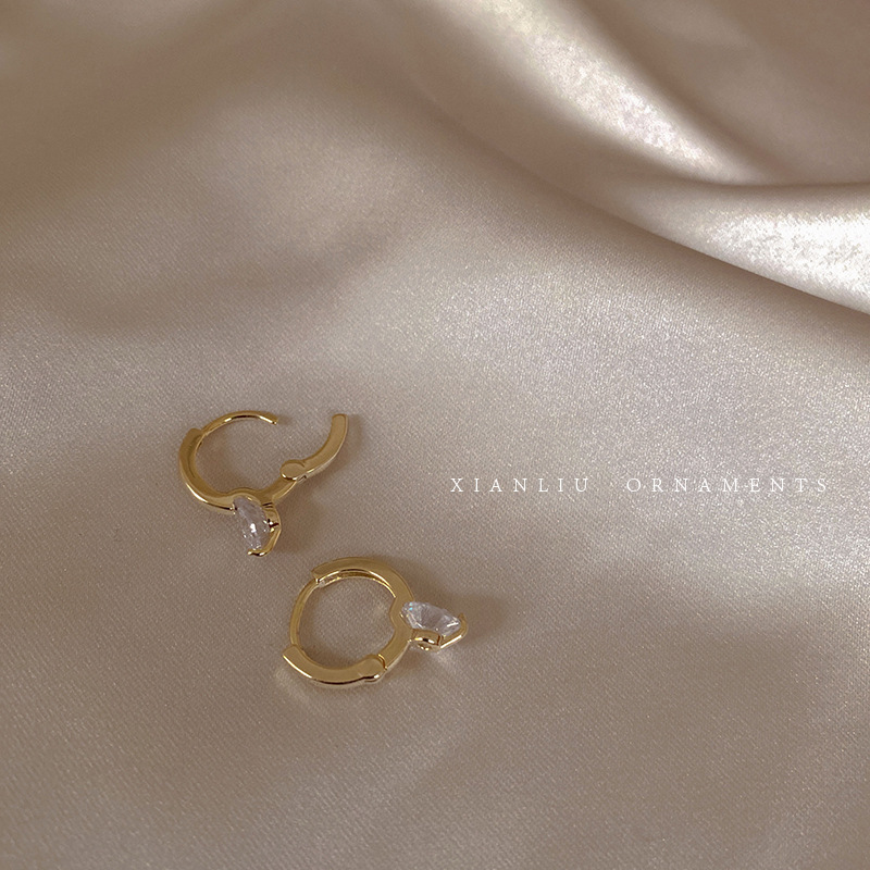 Small niche design, exquisite zircon buckle, women's new trend, simple and cool style, high-end earrings, Yiwu ear_voghion.com