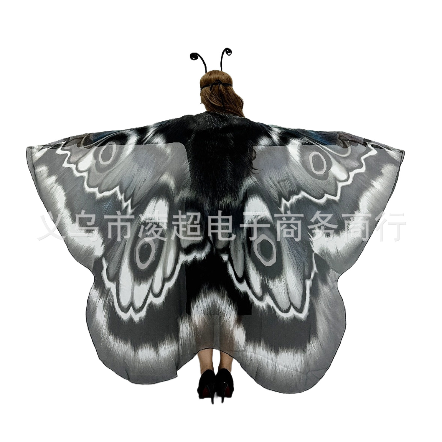 검정색과 회색 나방 망토