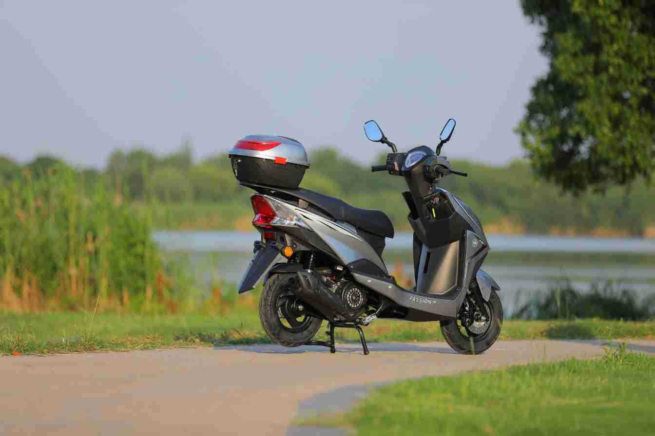 Brand New Domestic Fuel Scooter, High Power, Long Battery Life, Fuel-Saving Motorcycle, Adult Commuting and Long-Distance Running King
