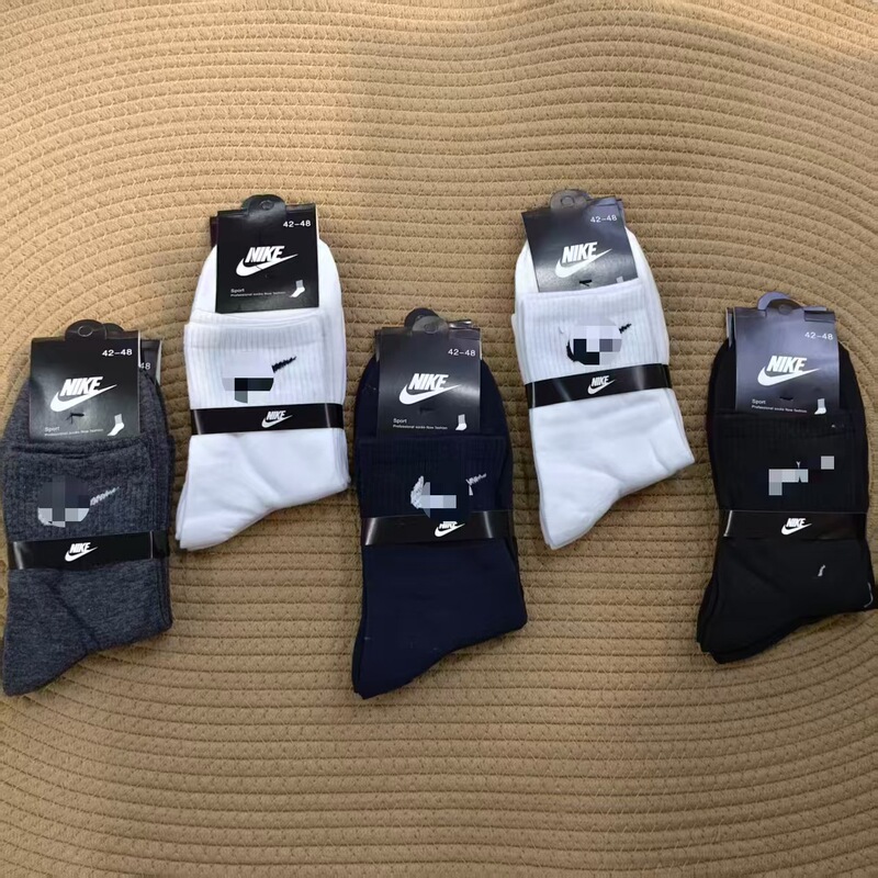 New trendy Gogo socks, sports style, white and black mixed colors, branded socks, wear-resistant, wholesale, suitable for street vendors New trendy Gogo socks, sports style, white and black mixed colors, branded socks, wear-resistant, wholesale, suitable for street vendors