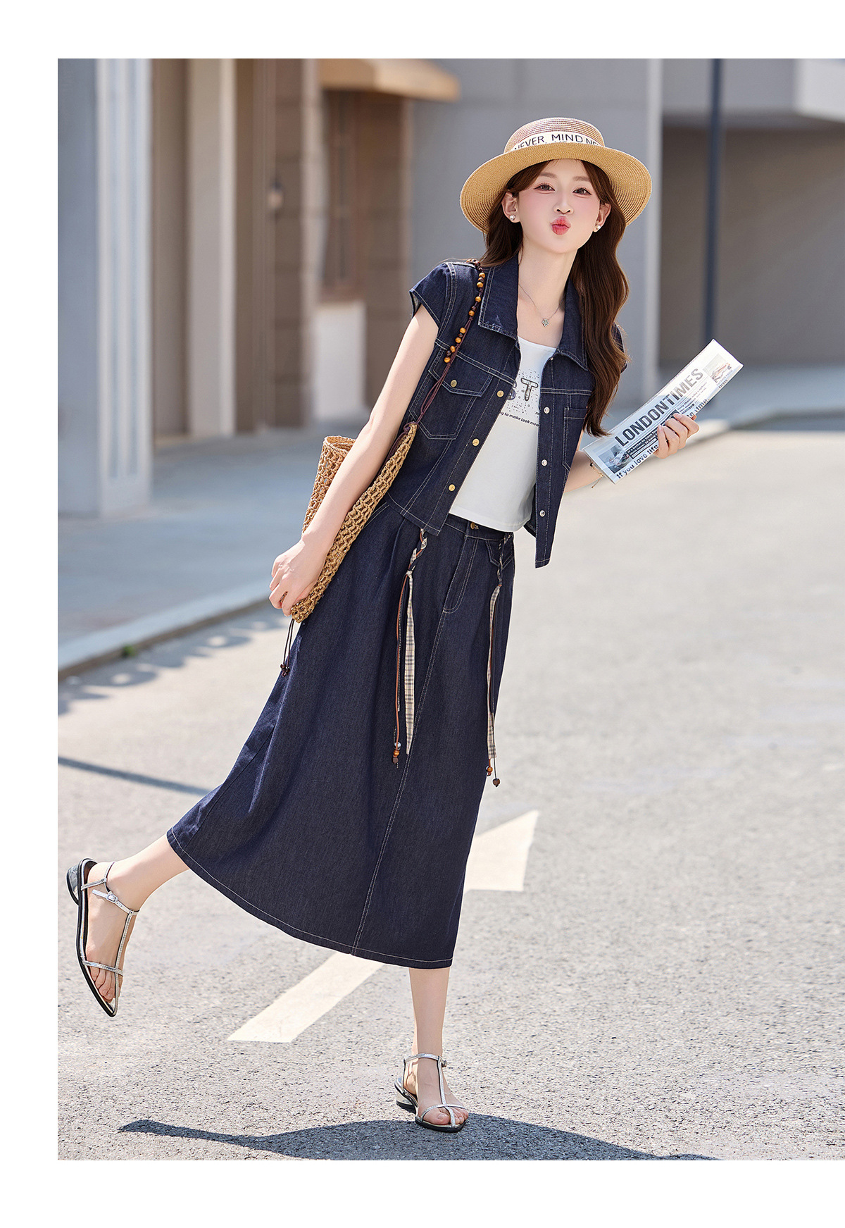 Bộ váy denim ba mảnh gồm áo khoác vest không tay, áo hai dây và chân váy midi — Màu ảnh chi tiết 14