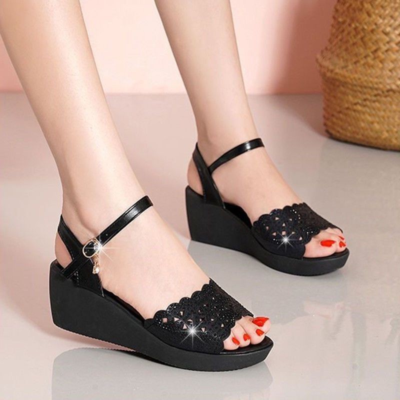 2026 verano nuevo estilo coreano estilo de moda hollow universal sandalias madres de mediana edad y sandalias de fijación