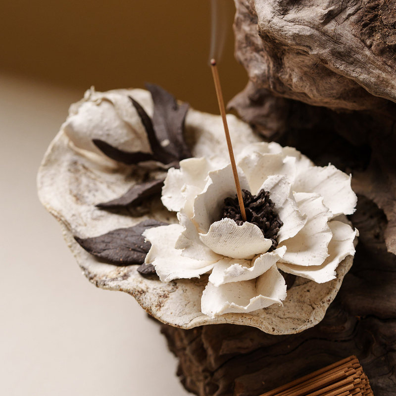 Snow Kite Peony Handcrafted Ceramic Flower Incense Holder, Traditional Incense Base Tray for Home Use, Sandalwood Wabi-Sabi Style Handmade Ornament Snow Kite Peony Handcrafted Ceramic Flower Incense Holder, Traditional Incense Base Tray for Home Use, Sandalwood Wabi-Sabi Style Handmade Ornament