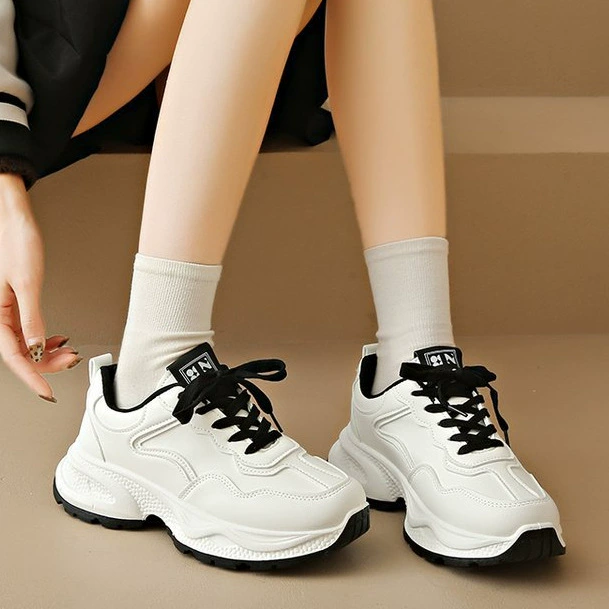 Женские кроссовки на толстой подошве в стиле «dad shoes», мода осени 2025, повседневная обувь в гонконгском стиле, ретро-кроссовки на шнуровке для увеличения роста, студенческие спортивные кроссовки для бега.