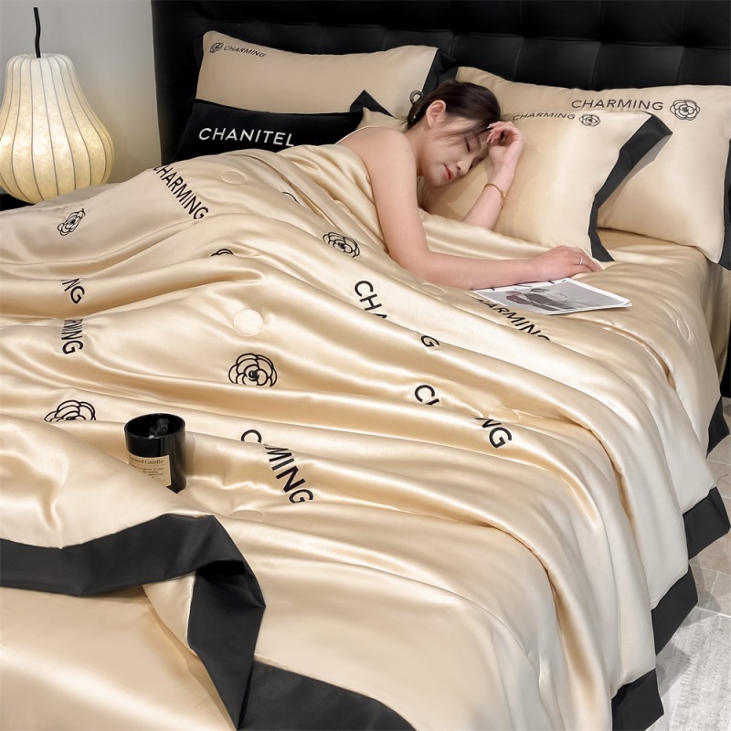 Seda de hielo de lujo ligero, edredón fresco de verano de cuatro piezas, nuevo estilo de verano, edredón de aire acondicionado lavable a máquina, edredón de verano individual