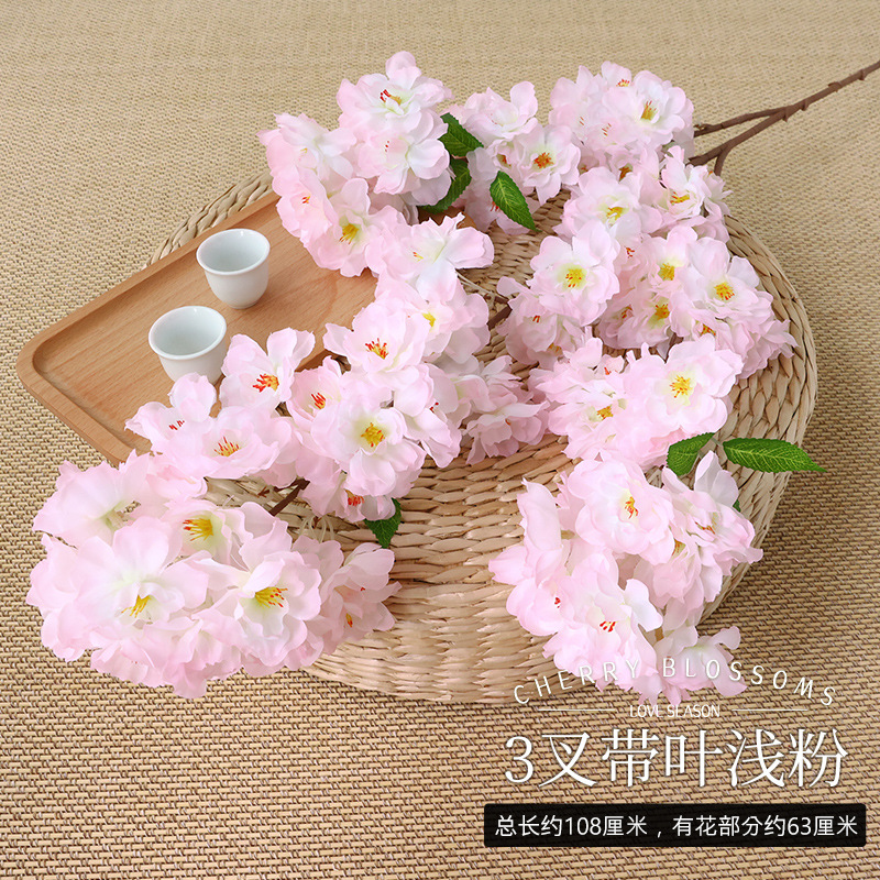 연한 분홍색 잎이 있는 포크 3개