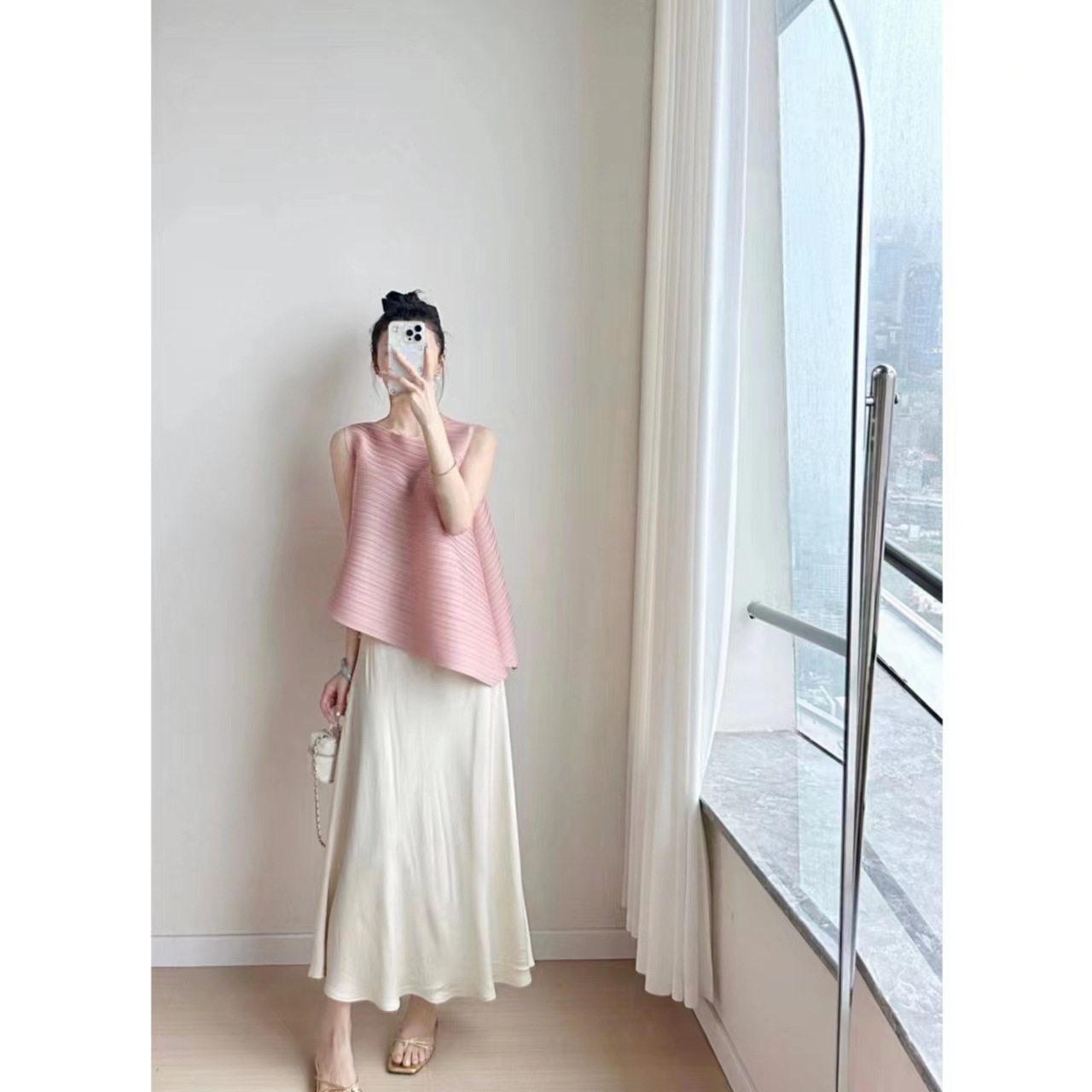 Design vest sleevless with a round collar