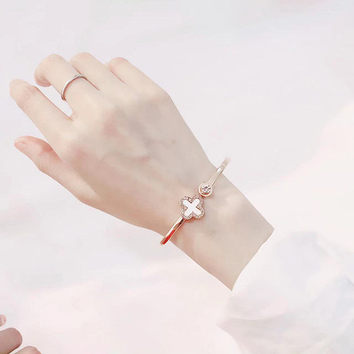 Fashionable and simple bracelet for women, four-leaf clover bracelet, watch matching, exclusive for cross-border accessories