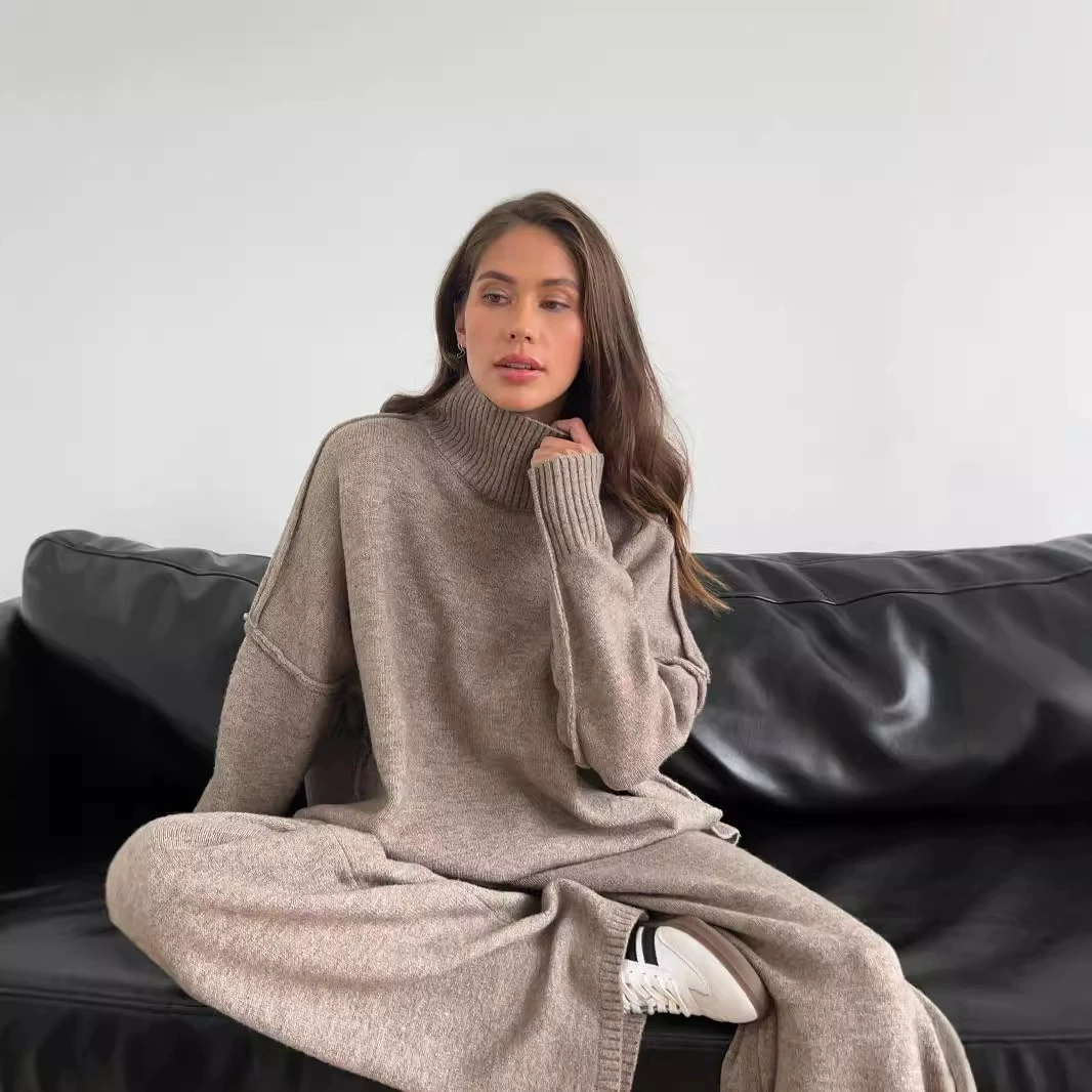 Комплект из свитера с высоким воротником и разрезом и вязаных брюк свободного кроя в европейском и американском стиле для женщин, 2025 год