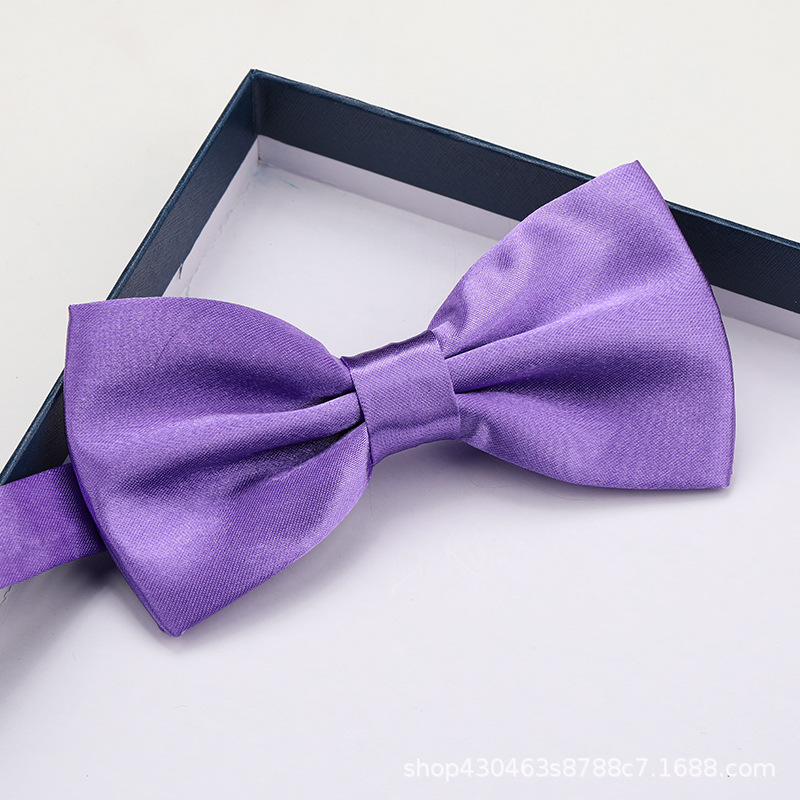 중간 보라색 나비 넥타이