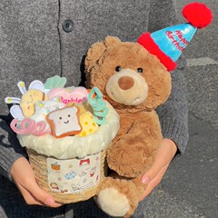 熊の人形の花束はバケツを抱いて女の子にプレゼントします。友達に実用的で高級感があります。新年のバレンタインデーの花屋です。