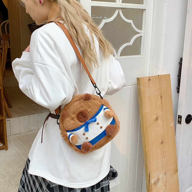 2024新款毛绒单肩背包可爱卡通原创毛绒水豚斜跨包高颜值创意书包