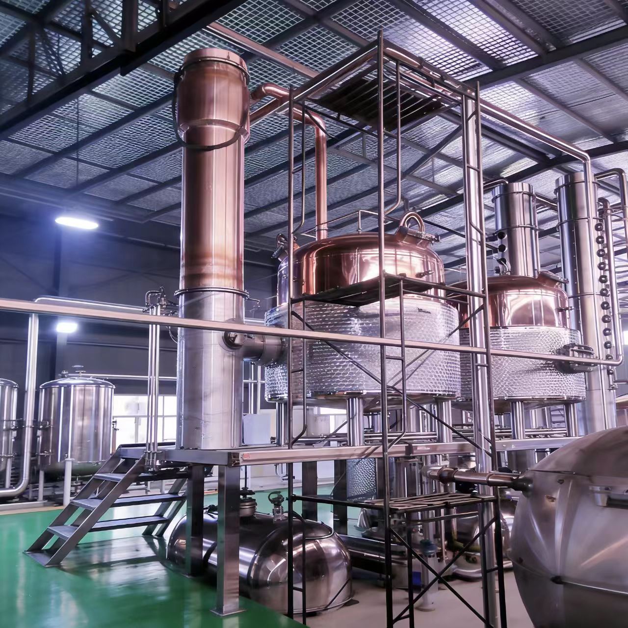 【厂家直供5000升伏特加朗姆酒 金酒 蒸馏设备  蒸馏器酿酒设备