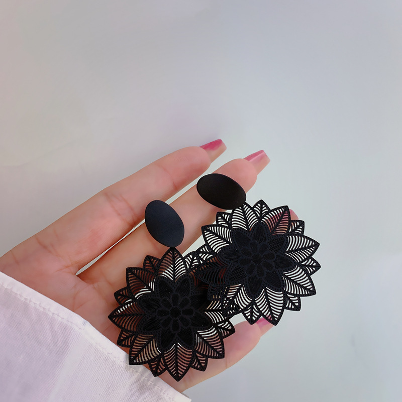 Fashion Vintage Thin Black Flower Shaped Alloy Earrings display picture 2