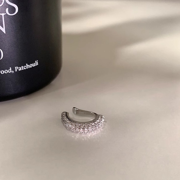 Hebilla de oreja brillante de gypsophila ~ Pendientes de anillo de oreja de diamante flash de medio círculo azul y blanco, anillo de hueso de oreja de nicho avanzado de moda femenina