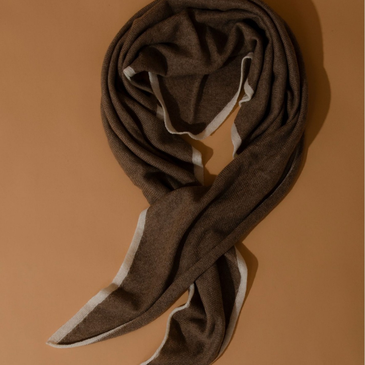 Inner Mongolia puro punto de cachemira con su propia toalla triangular lateral bufanda de cachemira suave y cómoda cálida en otoño e invierno