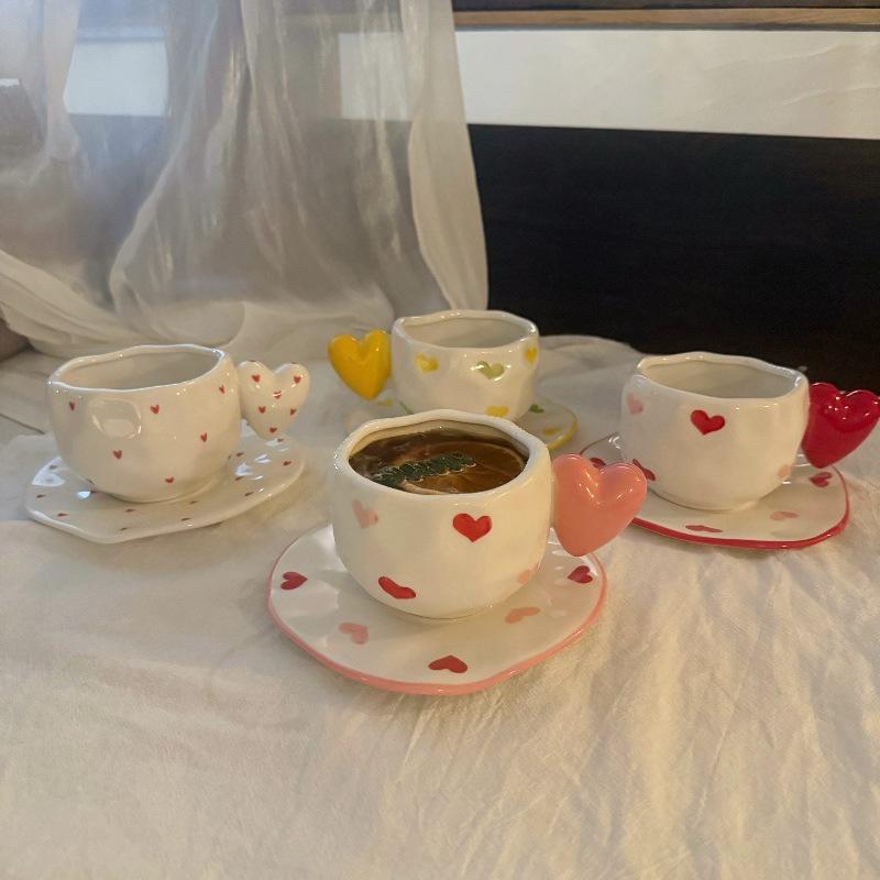Ins estilo coreano irregular mano cerámica taza de café plato mango en forma de corazón dibujado a mano amor taza de cerámica