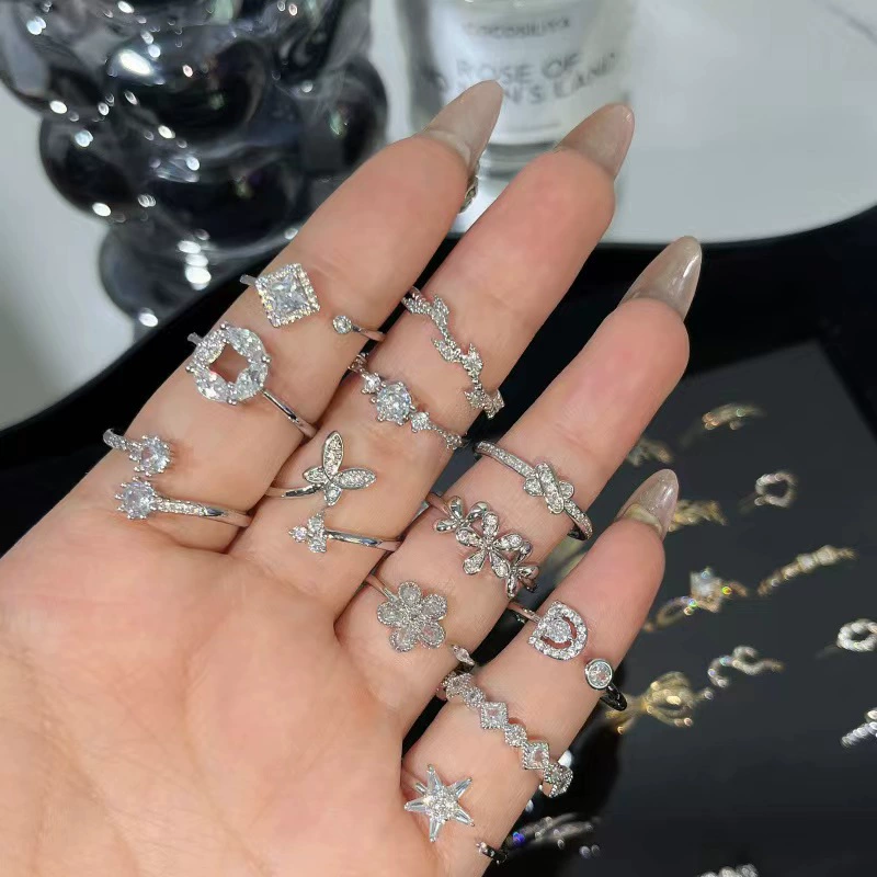 Ногтевые sequins в древнем стиле, цирконий, винтажное кольцо с камнем, ювелирные изделия, на указательном пальце, стиль легкой роскоши