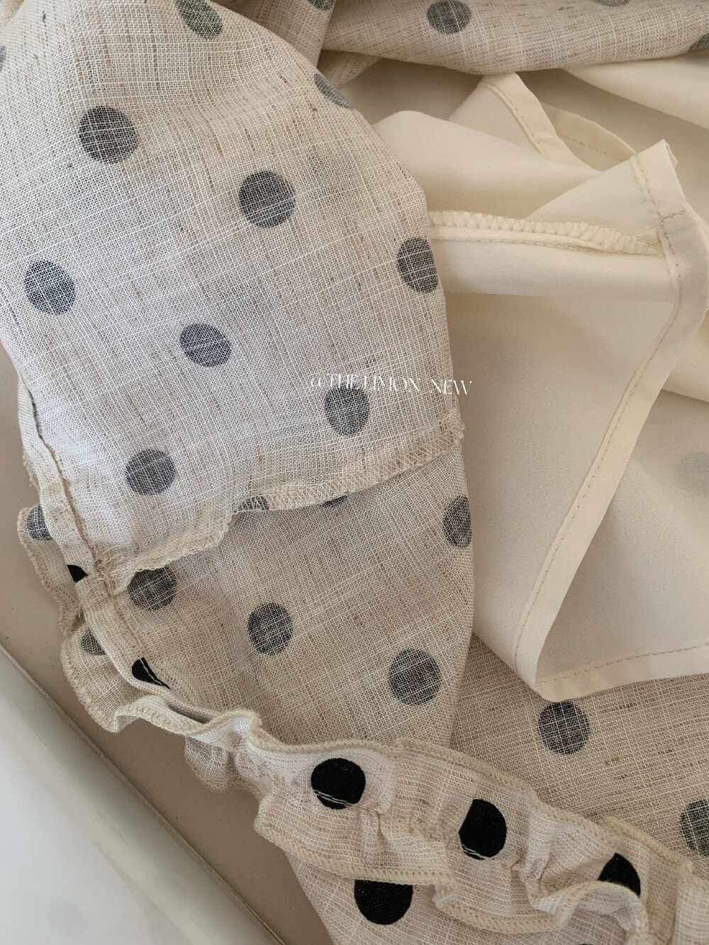 Đầm maxi nữ chất liệu tencel linen chấm bi tay bồng cổ điển — Gai mè chi tiết 16