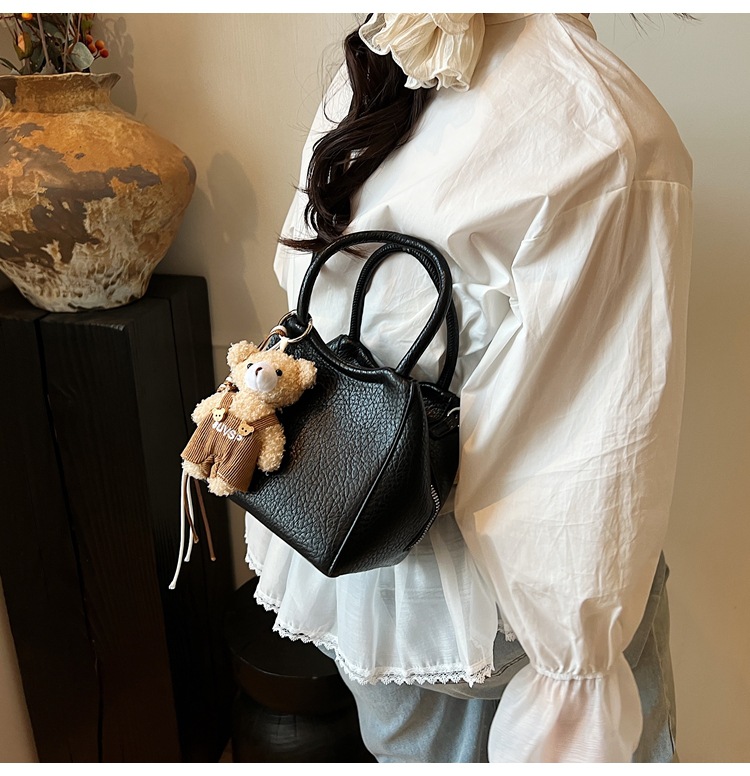 This is a unique, stylish and casual women's bucket bag for the summer of 2025. It's a Korean style single-shoulder crossbody women's bag with a sense of fashion undefined