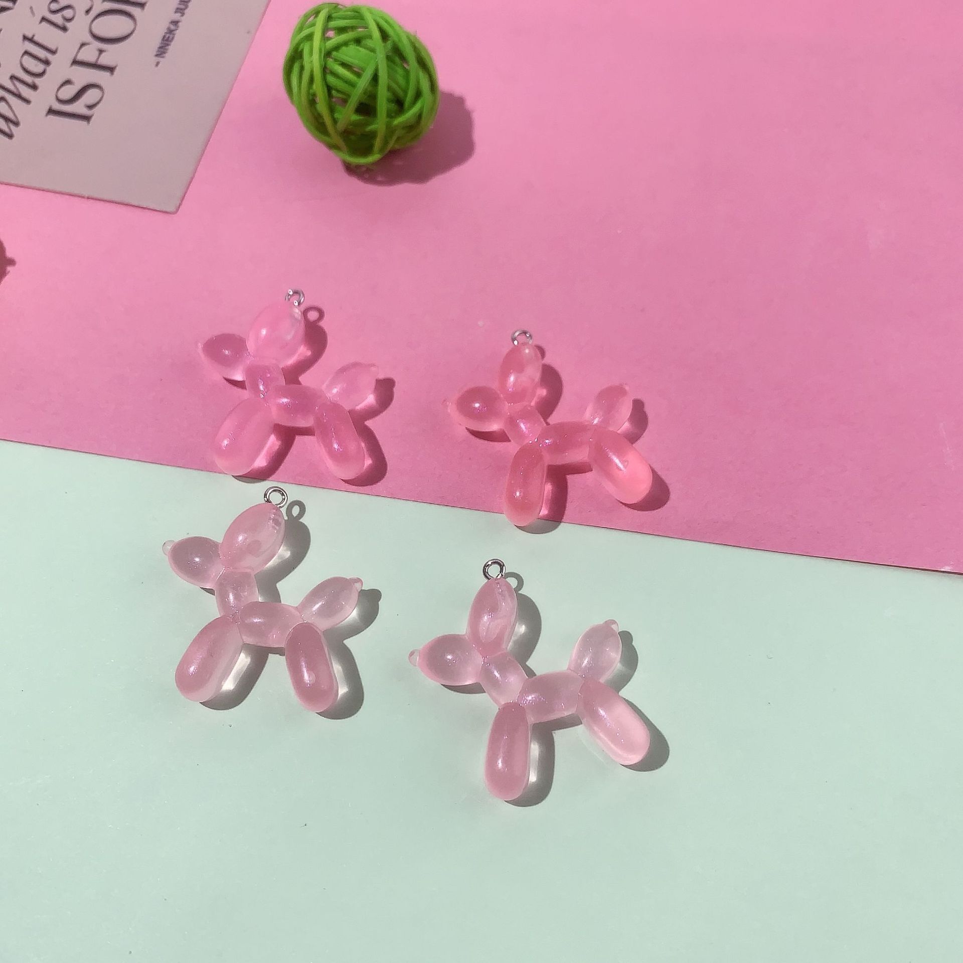 Perro de globo rosa luminoso