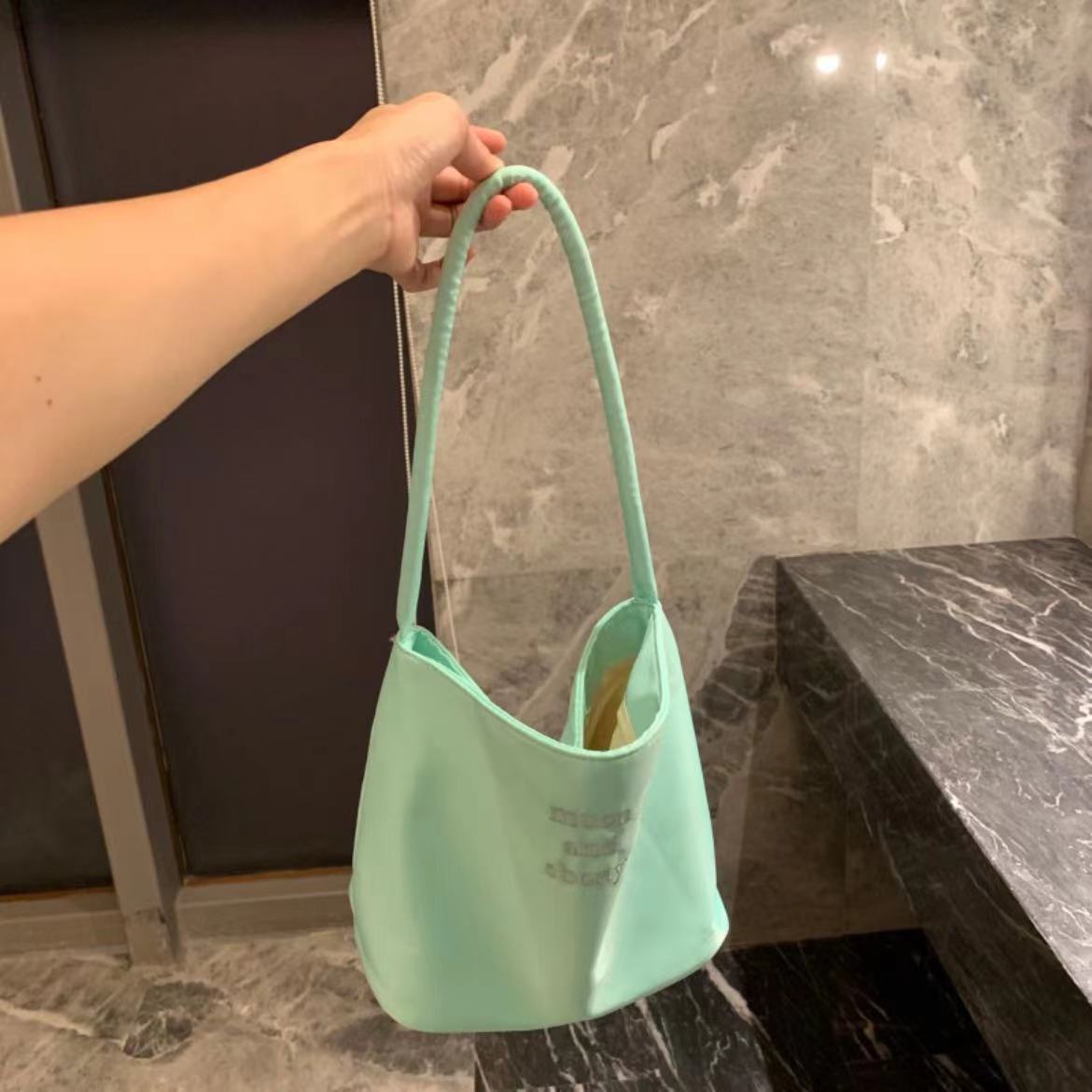 Borsa tote da donna in nylon ricamato casual versatile sotto le ascelle primavera/estate coreana di piccola moda_voghion.com