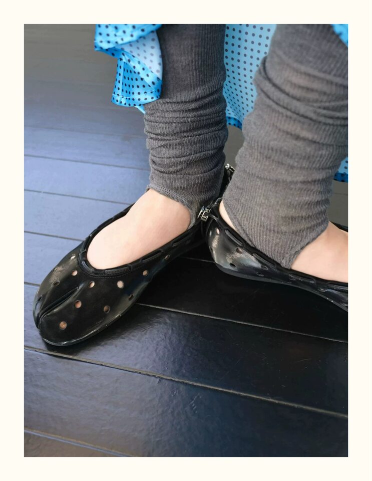 Giày Mary Jane đế bệt xẻ ngón thiết kế độc đáo, dây rút phía sau, dễ phối đồ — màu vàng, màu đen chi tiết 8