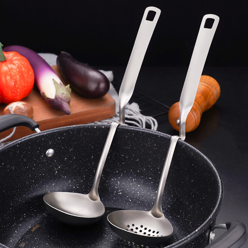 304 stainless steel oil separation spoon thickened wall-mounted oil soup colander creative kitchen oil filter hot pot oil spoon