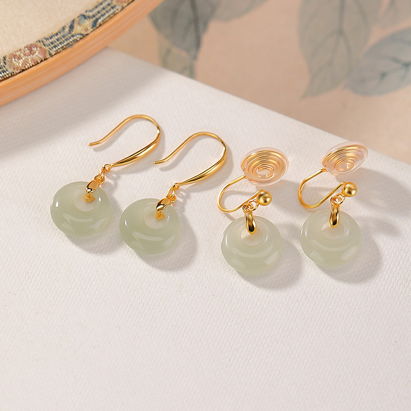 Bông tai kẹp bạc S925 mạ vàng đính ngọc bích hình khuyên an khang phong cách tân cổ điển — Kiểu kẹp tai