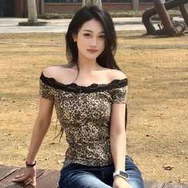 蕾丝拼接短袖t恤女夏2025新款法式修身一字肩上衣