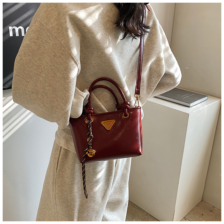 Autumn and winter fashion hand-held bucket bag for women, Korean retro and high-end style, versatile single-shoulder bag, 2024 niche casual women's bag undefined