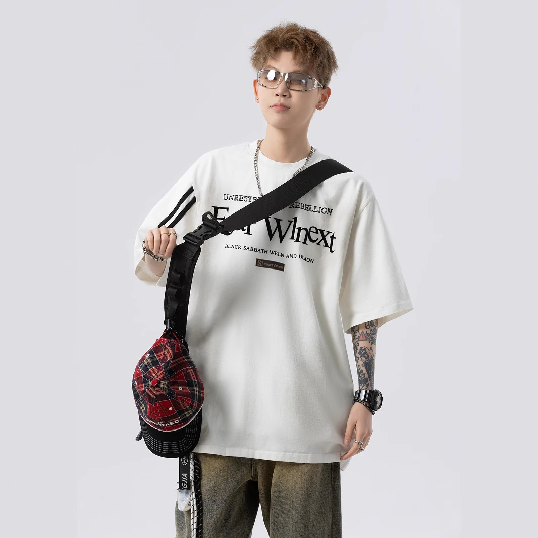 アメリカのレトロなデザイン感半袖男の夏の潮のoversizeのごろつきのかっこいいカジュアルな3つのバーのカップルの半袖のtシャツ