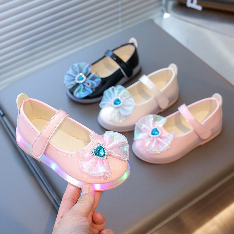 Zapatos de princesa de niñas 2025 primavera nuevo arco de diamante de arco parpadeante zapatos de cuero cuadrados de niña