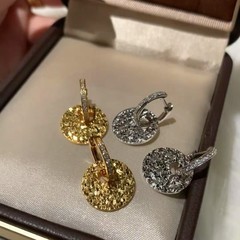 CNCの工芸の2つは取り外し可能な円の硬貨をつけて氷のイヤリングの耳の輪を砕きます。