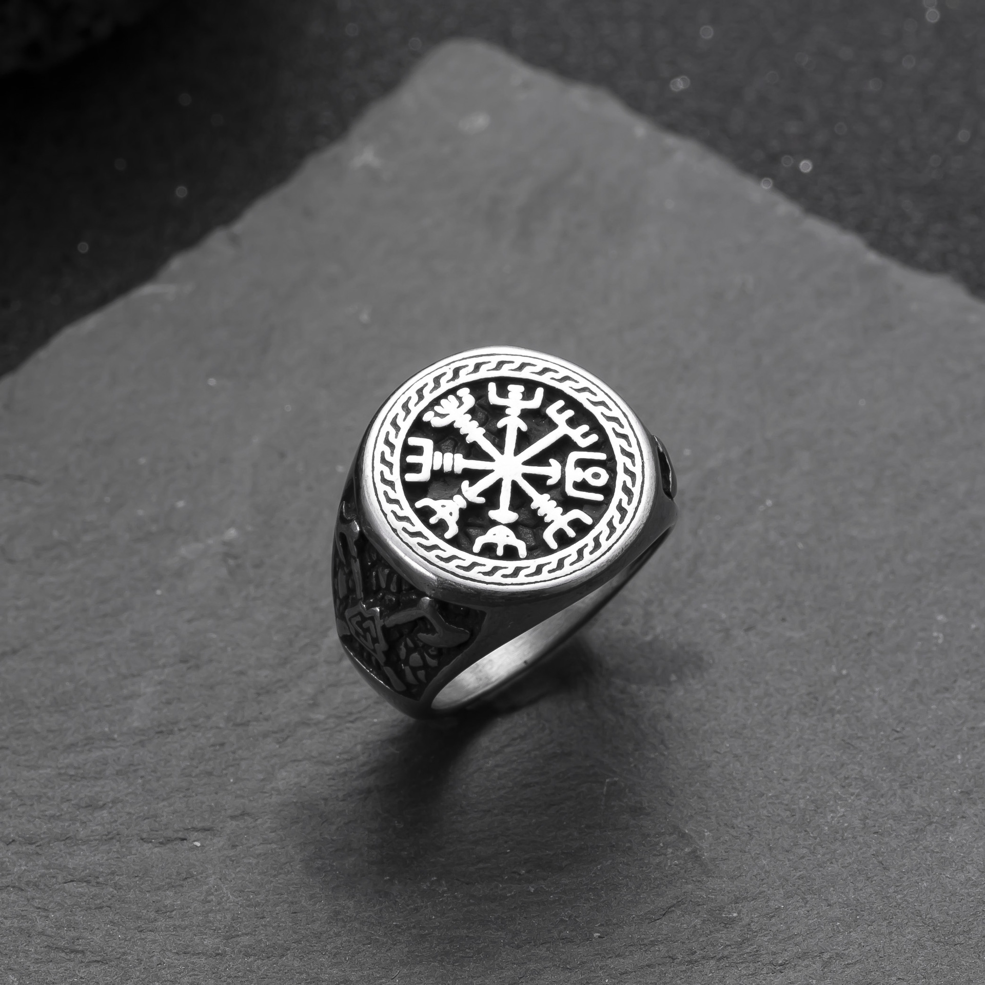 Anillo de acero inoxidable transfronterizo europeo y americano Cruz de fundición Anillo de hombre Hip Hop Retro Fabricante al por mayor de joyería de acero de titanio