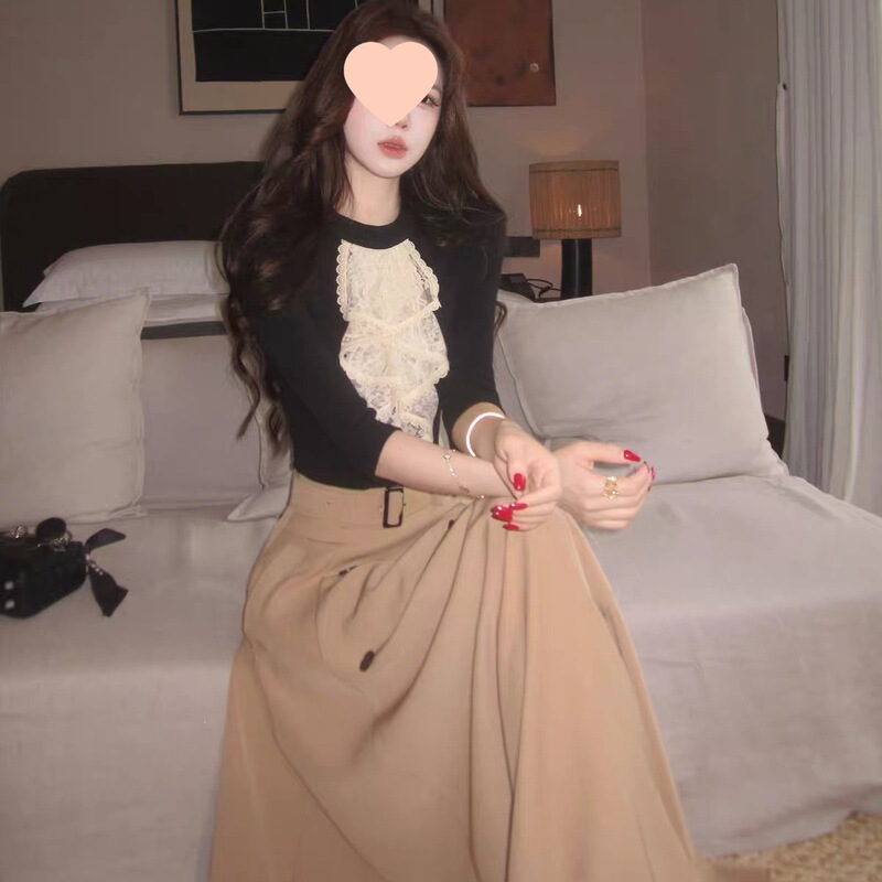Muzi Li's French-style, niche lace ruffled, slim-fit knit top and high-waisted A-line skirt set Muzi Li's French-style, niche lace ruffled, slim-fit knit top and high-waisted A-line skirt set
